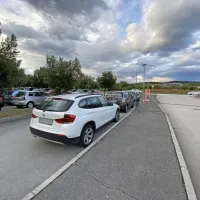 Na parkiri&scaron;ču za Barko parkirajo nepravilno
