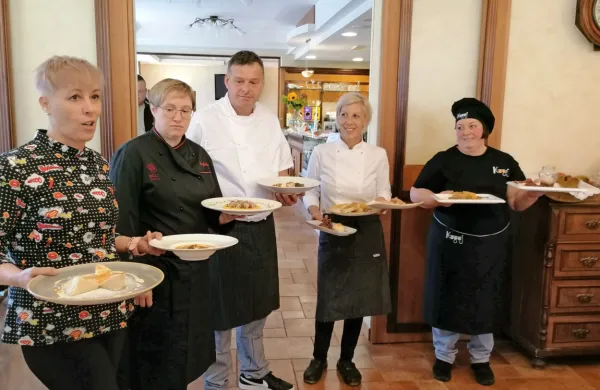   V Turizmu Miren-Kostanjevica so skupaj s petimi največjimi gostinci v destinaciji Miren Kras podpisali zavezo za trajnostno gastronomijo v okviru 
Zelene sheme slovenskega turizma, ki jo bodo uresničevali pod blagovno znamko Krasna kuhinja. 