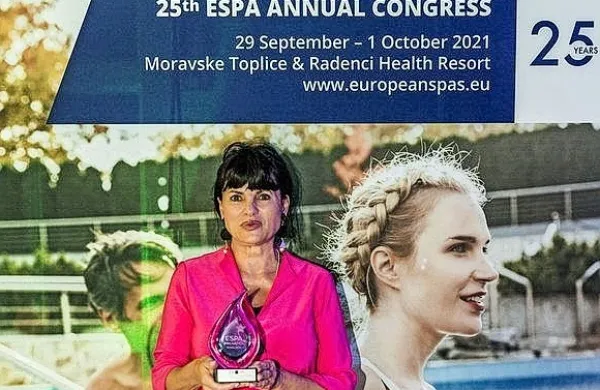 Mentorica Helena Cvikl je v imenu študentov prejela nagrado za 
inovacijo v kategoriji spa education.