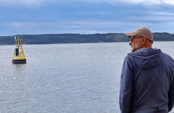 “Oče” oceanografske boje Vide Vlado Malačič iz Morske biološke 
postaje na ogledu boje, ki so jo po avanturi v razburkanem morju 
pripeljali pred skladišča soli v Portorož.  