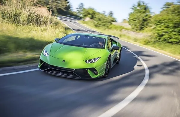 Ponosni lastnik lamborghinija si je dal duška z novo pridobitvijo, 
a je kmalu ostal praznih rok. Fotografija je simbolična.