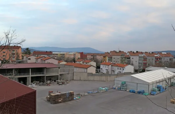 Na mestu, kjer so trenutno skladišča za potrebe podjetja Gradbena Oskrba d.o.o. bodo nekoč stala stanovanja. Kdaj bo to, je 
odvisno tudi od birokracije.