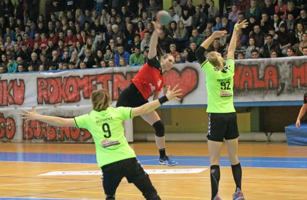 Takole je bilo pred petimi leti na evropski tekmi v Ajdovščini, kjer 
se je s poljskim Elblagom za Mlinotest dobro kosala Teja Ferfolja.
