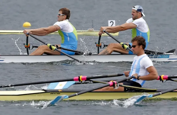 Iztok Čop in Luka Špik (v ozadju) sta pred 21 leti v Sydneyju osvojila prvo zlato olimpijsko kolajno za 
samostojno Slovenijo. Skoraj sočasno je to v strelski dvorani uspelo tudi Rajmondu Debevcu. V spomin na 
zgodovinski 23. september 2000 je od lani na ta dan državni praznik, tudi dan slovenskega športa.