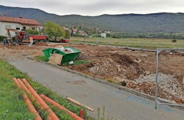 Starega so porušili že avgusta, nov vrtec pa nima še niti 
temeljnega kamna