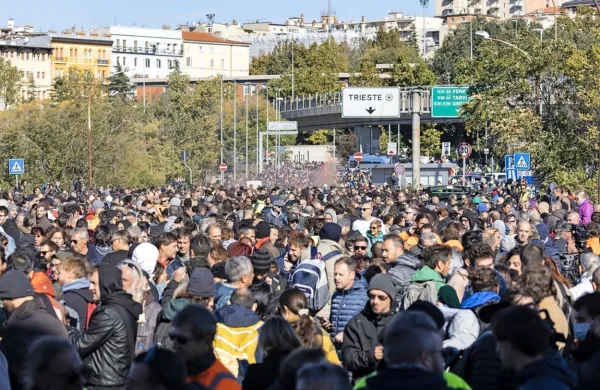 Množičen protest pred trža&scaron;kim pristani&scaron;čem, v katerem se pa delo ni prekinilo