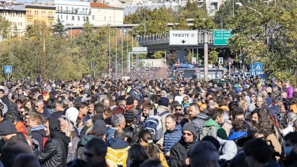 Množičen protest pred trža&scaron;kim pristani&scaron;čem, v katerem se pa delo ni prekinilo