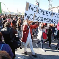 Množičen protest pred trža&scaron;kim pristani&scaron;čem, v katerem se pa delo ni prekinilo