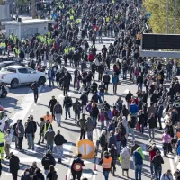 Množičen protest pred trža&scaron;kim pristani&scaron;čem, v katerem se pa delo ni prekinilo