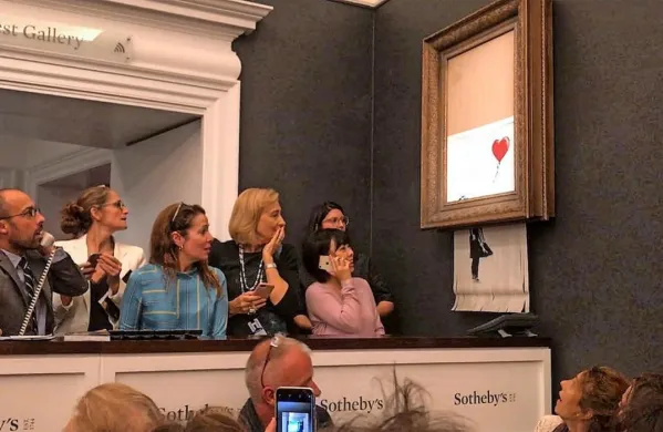 Slavno Banksyjevo delo Deklica z balonom, ki je pozornost 
javnosti še posebej pritegnilo, ko se je takoj po nakupu na dražbi 
leta 2018 v Londonu delno samouničilo, je bilo na tokratni dražbi 
v britanski prestolnici prodano za 18,5 milijona funtov.