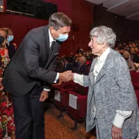 Badjurovi nagrajenki Emiliji Soklič, inovatorki in inženirki zvoka,  je 
pred polno dvorano portoroškega avditorija čestital tudi predsednik 
Borut Pahor, ki je prevzel  častno pokroviteljstvo festivala. 