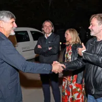Radošu Bolčini je za vstop med filmske osebnosti čestital Jure Ivanušič (v 
ozadju direktor FSF Bojan Labović in Nataša Bučar s filmskega centra).