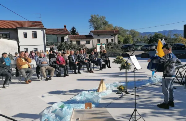 Ob  Dnevu Soče so v Mirnu predstavili, kaj vse so se v šoli in vrtcu 
v treh letih naučili in kaj so ustvarjali v okviru gostujočega projekta 
Dan Soče.     