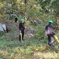 V sredo so pri detekciji  Vetrnika na Banjšicah odkrili skupno 32 
ročnih bomb in topovskih granat.