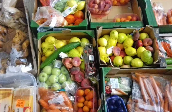 Rdeči križ Ajdovščina z donirano hrano iz trgovin mesečno 
pomaga 200 socialno ogroženim posameznikom in družinam.