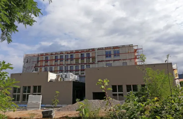 Raziskovalni center zavoda InnoRenew CoE, ki ga gradijo v izolskih 
Livadah, naj bi bil največja lesena stavba v državi.