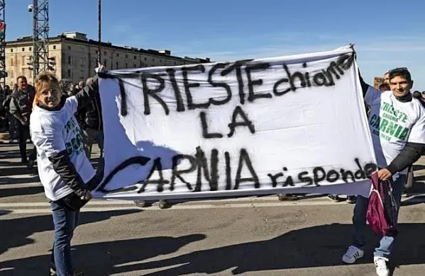 Dobršen del protestnikov ni iz Trsta, ampak z drugih koncev, 
poroča Primorski dnevnik.