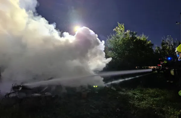 Prikolica se je spremenila v kup ožganih ostankov