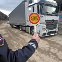 V nadzoru so odkrili tri pretežke tovornjake in kar osem tehnično 
pomanjkljivih tovornjakov.