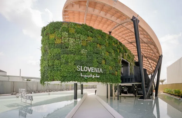 Slovenski paviljon na Expu v Dubaju je bil po odprtju osredotočen 
na poslovne vsebine,  dogodki v drugi polovici meseca pa bodo v 
znamenju vesolja in EU.