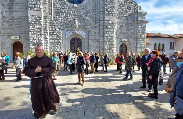 Na Sveto goro je včeraj prišlo veliko ljudi z Goriške, Primorske in 
drugih delov Slovenije. 