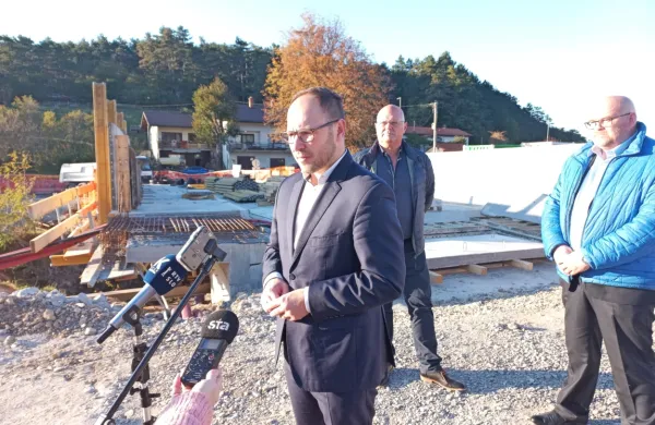 Minister Jernej Vrtovec si je v Rodiku ogledal gradbišče novega 
nadvoza čez železniško progo.