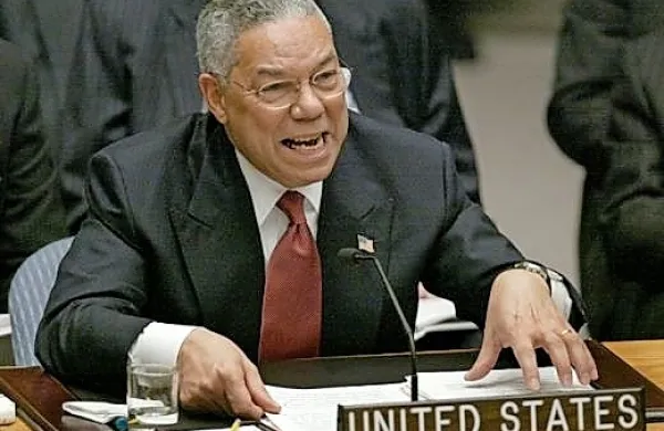 Colin Powell med svojim nastopom v OZN februarja 2003. Danes se 
zgodovina strinja, da je  lagal o  obveščevalnih dokazih o iraškem 
orožju za množično uničevanje.  
