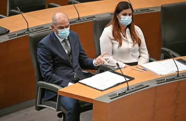 V Sloveniji ni spirale nasilja, je pa spirala dviga koronavirusnih 
okužb, je na poslansko vprašanje Luke Mesca (Levica) v državnem 
zboru odgovoril premier Janez Janša.