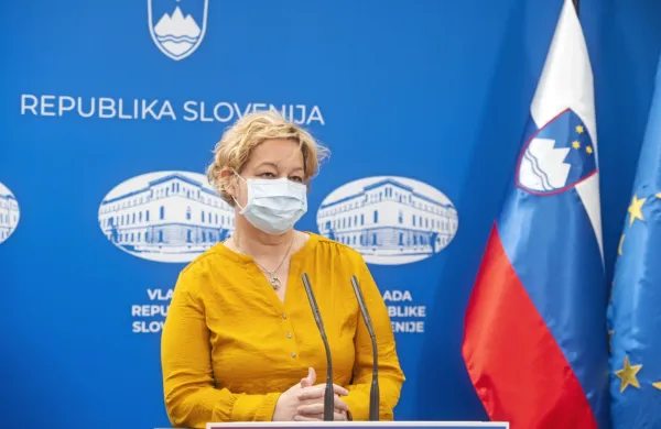 Vodja posvetovalne skupine za zajezitev covida-19 Mateja Logar v 
času jesenskih šolskih počitnic predlaga manjše prostovoljno 
zaprtje družbe. 