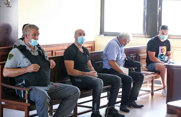Bojan Stanojević (drugi z leve) in Dragan Čikojević  (skrajno desno) med začetkom sojenja