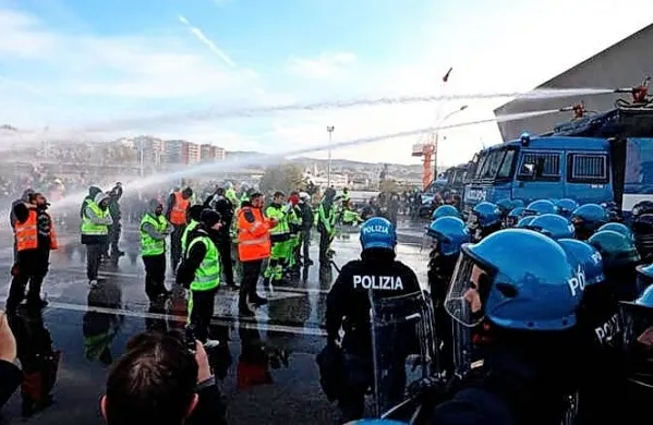 Policija je proti protestnikom pred četrtim vhodom v tržaško 
pristanišče usmerila vodne topove.