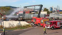 Po scenariju vaje naj bi se na križanju ceste z železniško progo v 
koprskem pristanišču  zgodila nesreča, ko je voznik s tovornjakom 
cisterno trčil v vlak. 