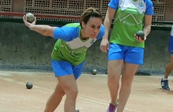 Tadeja Petrič (levo), članica pivškega kluba, je v dvojici s Polono Zule 
osvojila bronasto odličje. 