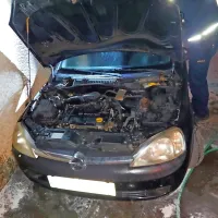 Domačine je zbudil požar, ki ga je nekdo ponoči  podtaknil pod  
parkirano  opel corso.