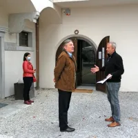 Komenski župan Erik Modic (desno) je ministru za kulturo Vaska Simonitija  v štanjelskem gradu  predstavil 
skorajšnji  muzej Nature 2000 in željo po muzeju slovenskega jezika.   