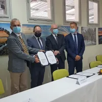 Minister za infrastrukturo Jernej Vrtovec in predsednik uprave Luke Dimitrij Zadel sta se srečala v Ankaranu, 
kjer sta z županom Gregorjem Strmčnikom podpisala sporazum o urejanju medsebojnih razmerij.