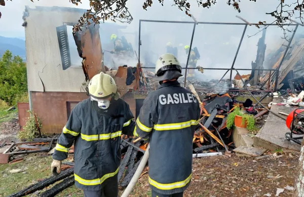 Požar, ki se je vnel iz za zdaj še neznanega vzroka, je hišo uničil. 
Foto: PGD Tolmin