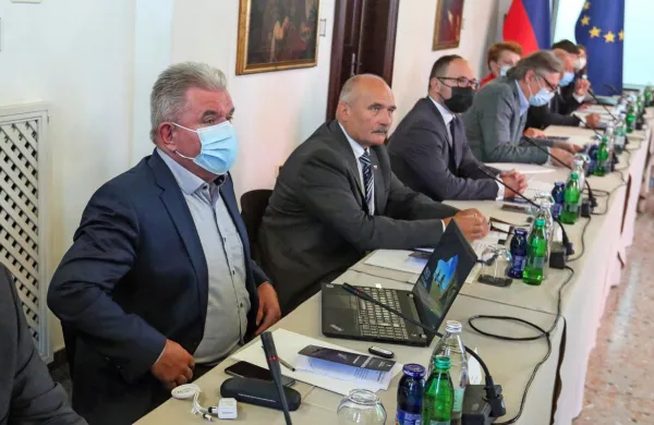 Minister za okolje in prostor Andrej Vizjak (prvi z leve) je ob robu  
vladnega obiska obalno-kraške regije  posnetek, na katerem  naj bi 
kot  gospodarski minister  Bojanu Petanu svetoval, kako se izogniti 
plačilu davka, označil za manipulacijo.