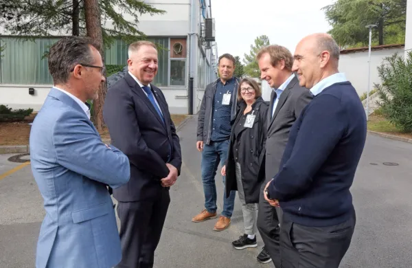 Minister Zdravko Počivalšek z ekipo na obisku v podjetju Titus v 
Dekanih