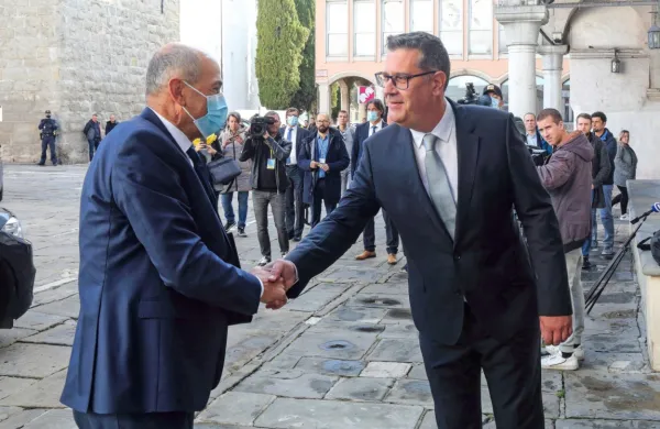 Vlada s posvetom v Kopru začela obisk v obalno-kra&scaron;ki regiji