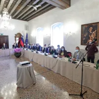 Vlada s posvetom v Kopru začela obisk v obalno-kra&scaron;ki regiji