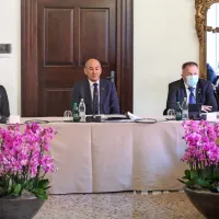 Vlada s posvetom v Kopru začela obisk v obalno-kra&scaron;ki regiji