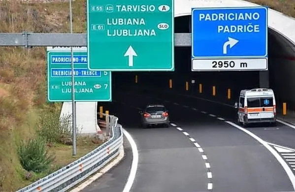 Vozniki menijo, da  je nekdo pred katinarskim predorom in v njem  
odvrgel žeblje.