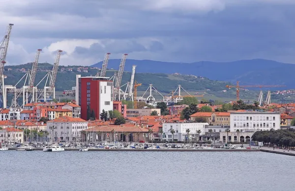 Dokumentarni film o Tomosovem nebotičniku