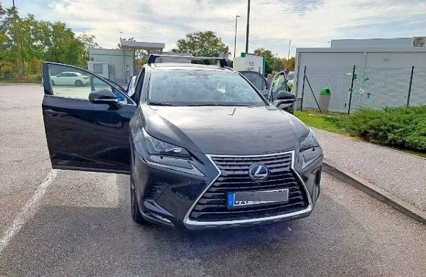 Policisti so  na  Fernetičih ustavili ukradeni  avto znamke lexus, 
model  NX  300 h.