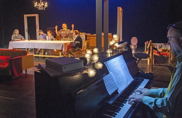 V glasbeno gledališki predstavi Čudovita so songi del dramaturgije in jih igralci izvajajo v živo ob klavirski spremljavi Jožija Šaleja. 