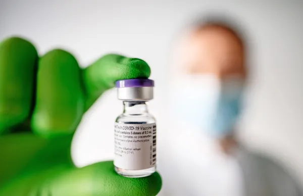 Poživitveni odmerek Pfizerjevega cepiva proti covidu-19 proizvajalca Pfizer/BioNTech je 95,6-odstotno učinkovit proti simptomatski okužbi, so danes objavili proizvajalci. 