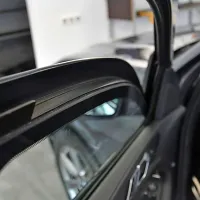 Debelina stekla v vratih znaša kar 33 milimetrov in je sestavljena 
iz več plasti. Vmes je poliurentanska folija, ki zadrži napad s 
šrapnelom.