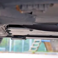 Štirimilimetrska jeklena plošča varuje podvozje. Pri BMW-ju 
pravijo, da prenese eksplozijo petih ročnih granat.