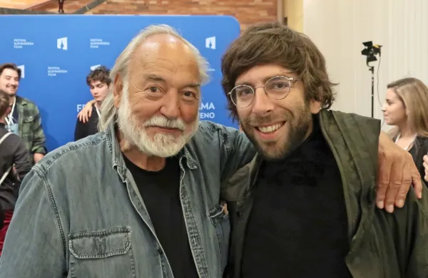 Starosta eksperimentalnega filma Karpo Godina je čestital 
mlajšemu kolegu Matevžu Jermanu, Ankarančanu, ki je z Nikom 
Novakom osvojil vesno za najboljši eksperimentalni film.  